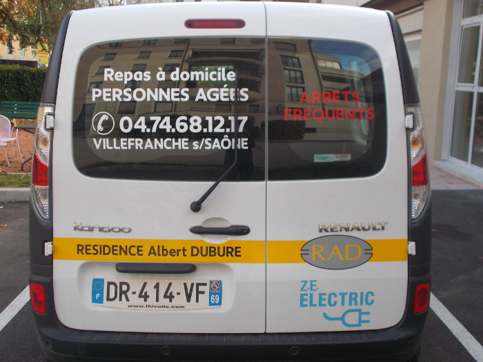 Véhicule électrique de livraison de repas à domicile de la résidence Albert Dubure